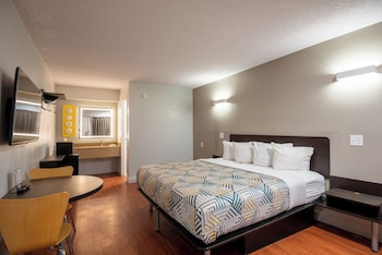 Deluxe Room, 1 King Bed, Non Smoking, Refrigerator & Microwave