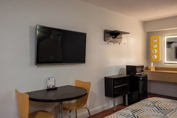 Deluxe Room, 1 King Bed, Non Smoking, Refrigerator & Microwave