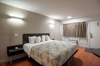 Deluxe Room, 1 King Bed, Non Smoking, Refrigerator & Microwave