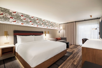 Suite, 1 King Bed with Sofa bed (Atrium View)