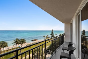 Deluxe Suite, 1 King Bed, Oceanfront, Corner Wraparound Balcony