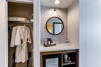 Club Room, 1 King Bed, Accessible, Bathtub