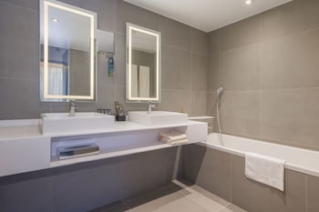 Junior Suite, 1 Queen Bed with Sofa bed