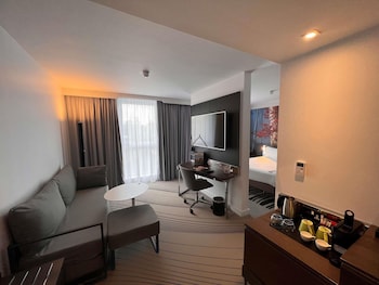Junior Suite, 1 Queen Bed with Sofa bed