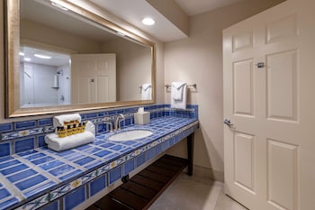 Suite, 1 King Bed, Non Smoking, Marina View (with Sofabed)