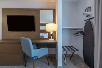 Suite, 1 King Bed, Accessible, Non Smoking