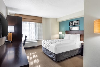 Accessible Room | 1 Queen Bed | Lowered Tub | Sleeps 2 | Free Breakfast