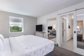 Premium Room, 1 King Bed, Accessible (Communications)