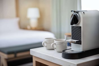 Club Room, 1 King Bed, Accessible (Roll-in Shower)