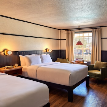 Room, 2 Queen Beds, Mobility Accessible (Pool)