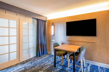 Room, 1 King Bed, Non Smoking (Basic)