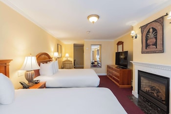 Executive Suite, 2 Queen Beds, Non Smoking, Kitchen