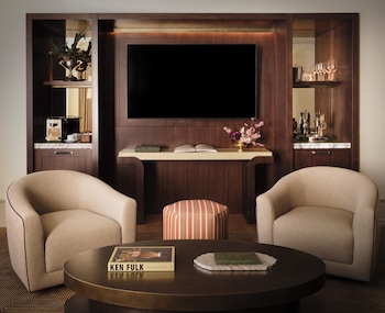 Suite, 1 King Bed, Mobility Accessible