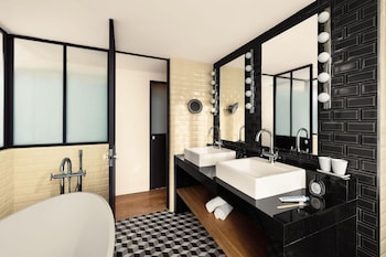 Privilege Room - Eiffel Tower View & Balcony
