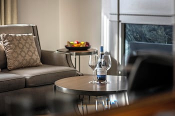 Junior Suite, 1 Queen Bed, Balcony (Fireplace)