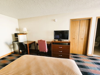 Deluxe Room, 2 Queen Beds, Bathtub Grab Bars, Non Smoking