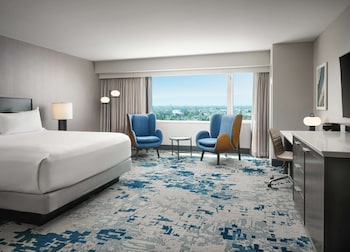 1 King Bed Corner, Hearing Accessible RI-S