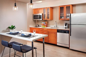Studio, 1 Queen Bed with Sofa bed (Mobility/Hearing Access, Roll-In Shwr)