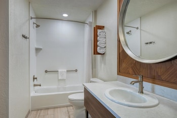 Standard Room, 2 Queen Beds, Refrigerator & Microwave, Poolside