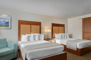 Standard Room, 2 Queen Beds, Refrigerator & Microwave, Poolside