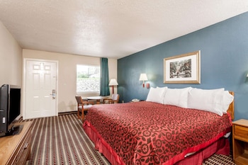 Room, 1 King Bed, Accessible, Smoking (Mobility, Tub w/ Grab Bars)
