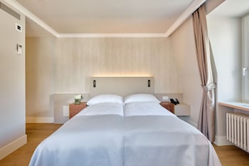 Superior Double Room with Queen Size Bed and mountain view - without balcony