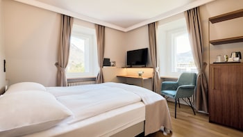 Superior Double Room with Queen Size Bed and mountain view - without balcony