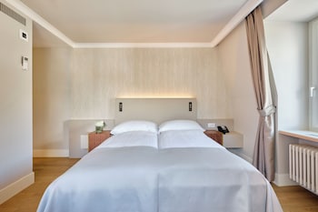 Superior Double Room with Queen Bed and Lake View - no balcony