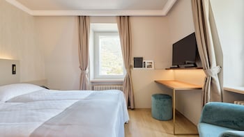 Superior Double Room with Queen Bed and Lake View - no balcony