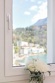 Superior Double Room with Queen Bed and Lake View - no balcony