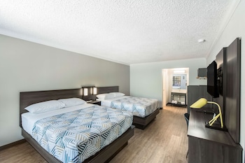 Deluxe Room, 2 Queen Beds, Non Smoking, Refrigerator & Microwave