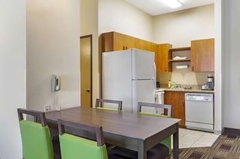 Standard Apartment, 1 King Bed, Non Smoking, Kitchen (Full Kitchen)