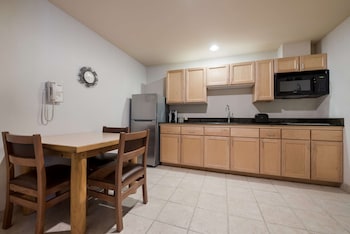 Suite, 1 King Bed, Non Smoking, Kitchen (Full Kitchen)