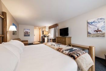 Suite, 1 King Bed, Non Smoking, Balcony (Larger Room)
