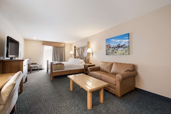 Suite, 1 King Bed, Non Smoking, Balcony (Larger Room)