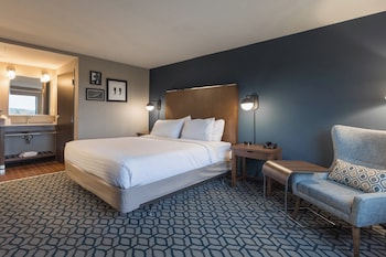 Standard Room, 1 King Bed, River View