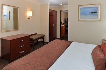 Business Suite, 1 King Bed, Non Smoking (with Sofabed)