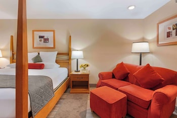 Standard Room, 1 King Bed, Non Smoking, Refrigerator & Microwave