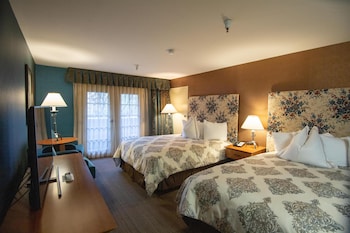 Deluxe Room, 2 Queen Beds, Accessible, Patio (Walk-in Shower)