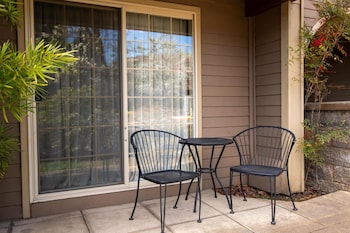 Deluxe Room, 2 Queen Beds, Non Smoking, Patio (Pet Friendly)