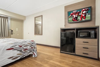 Superior Room, 1 King Bed, Accessible (Smoke Free)