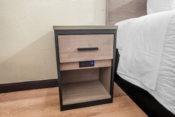 Standard Room, 1 King Bed (Smoke Free)