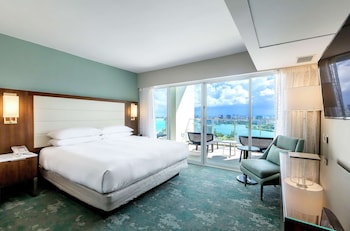 2 BEDROOM BI-LEVEL SUITE- 1KNG/2DBL BEDS