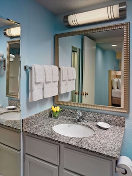 Studio Suite, 1 Queen Bed, Accessible (Tub)