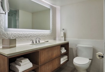 Flamingo Studio Suite, 1 King , Non-Smoking
