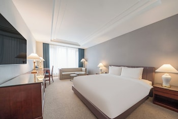 Deluxe Room, 1 Queen Bed (B - Parking for 1 vehicle included)