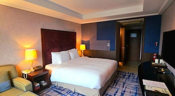 Premium Room, 1 Queen Bed (Parking for 1 vehicle included)