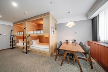 [Breakfast Combo for 2 (Choice of Souffle Pancakes or French Toast)] Family Bunk