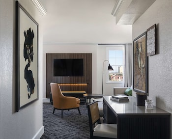 Studio, 1 King Bed, Accessible (Mobility & Hearing, Roll-In Shower)