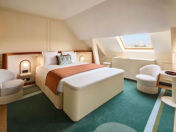 Deluxe Room, 1 King Bed, City View